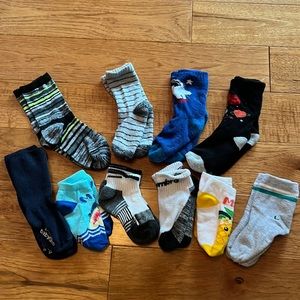 10 pairs of toddler socks range from 3-6 years